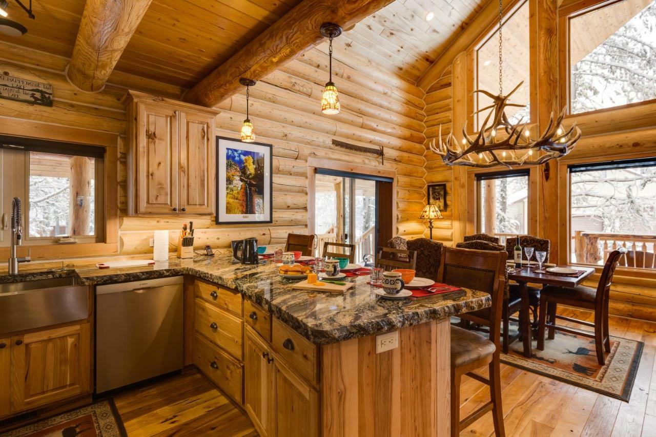 Lumberjack Lodge By Kabino Hot Tub Fire Pit Satellite Wifi Grill Large Porch Island Park Exterior foto